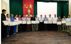 Lãnh đạo UBND huyện Cao Phong tặng thưởng cho các tập thể cá nhân có nhiều thành tích trong thực hiện chương trình xây dựng NTM giai đoạn 2011-2015.
